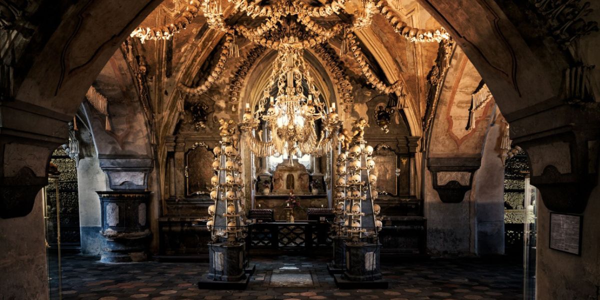 Sedlec Ossuary, Kutná Hora, Czech republic: A chandelier made of human bones by František Rint from Česká Skalice, 1870