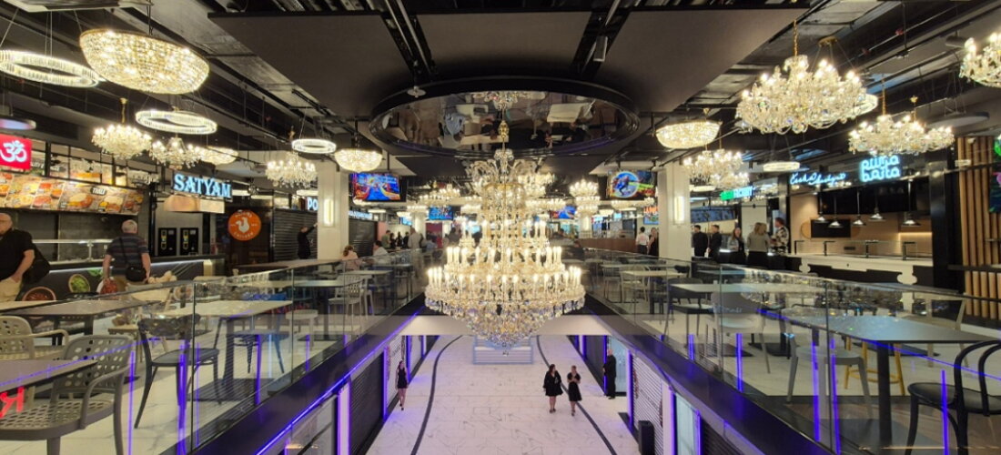 Crystal chandeliers Prague – dining area of Máj