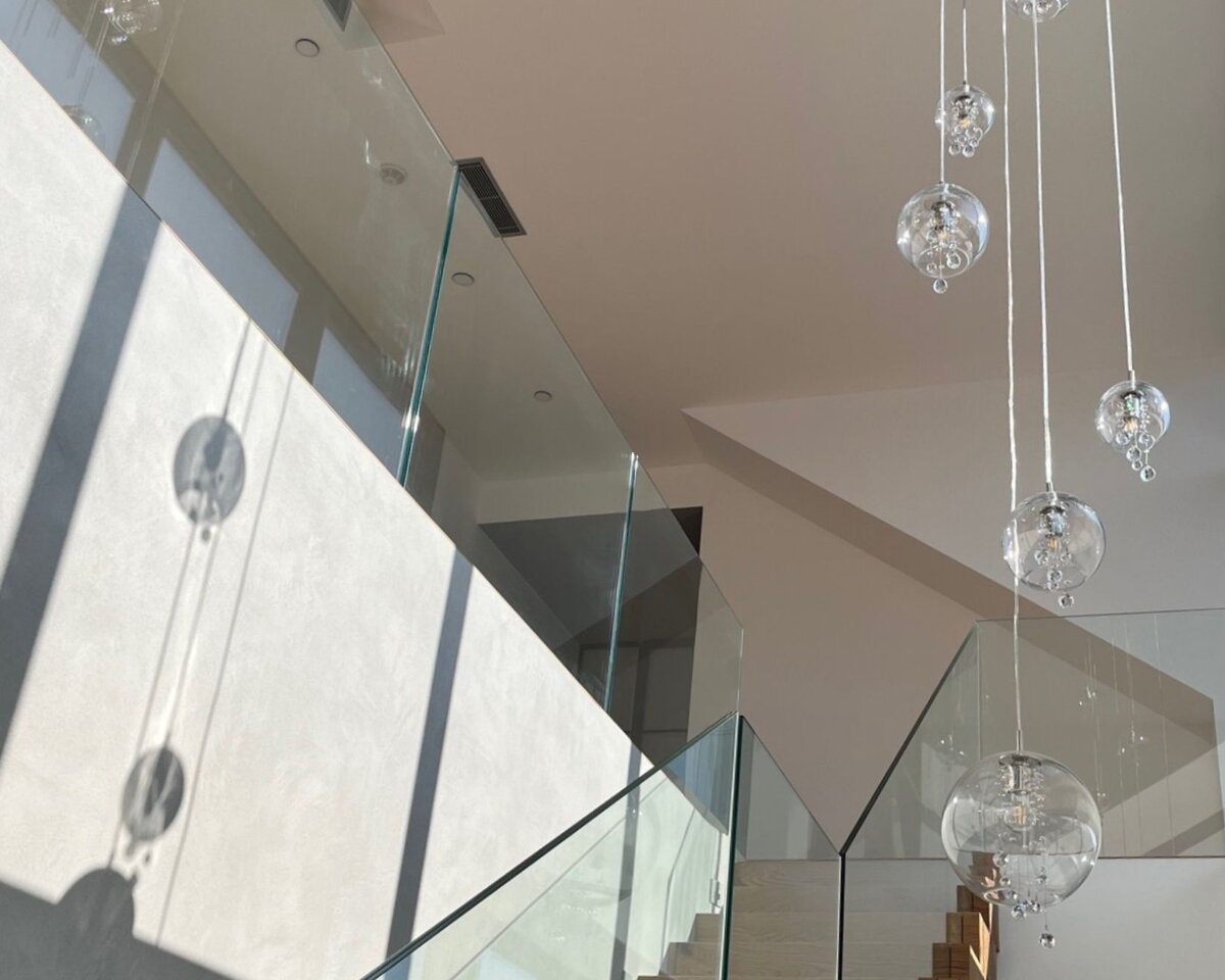 The staircase as the heart of the villa