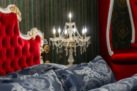 Castle-style interior with ArtCrystal Tomeš crystal chandeliers (video)
