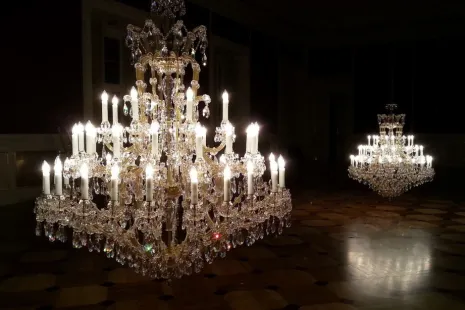Crystal chandeliers: From a candle to a LED bulb